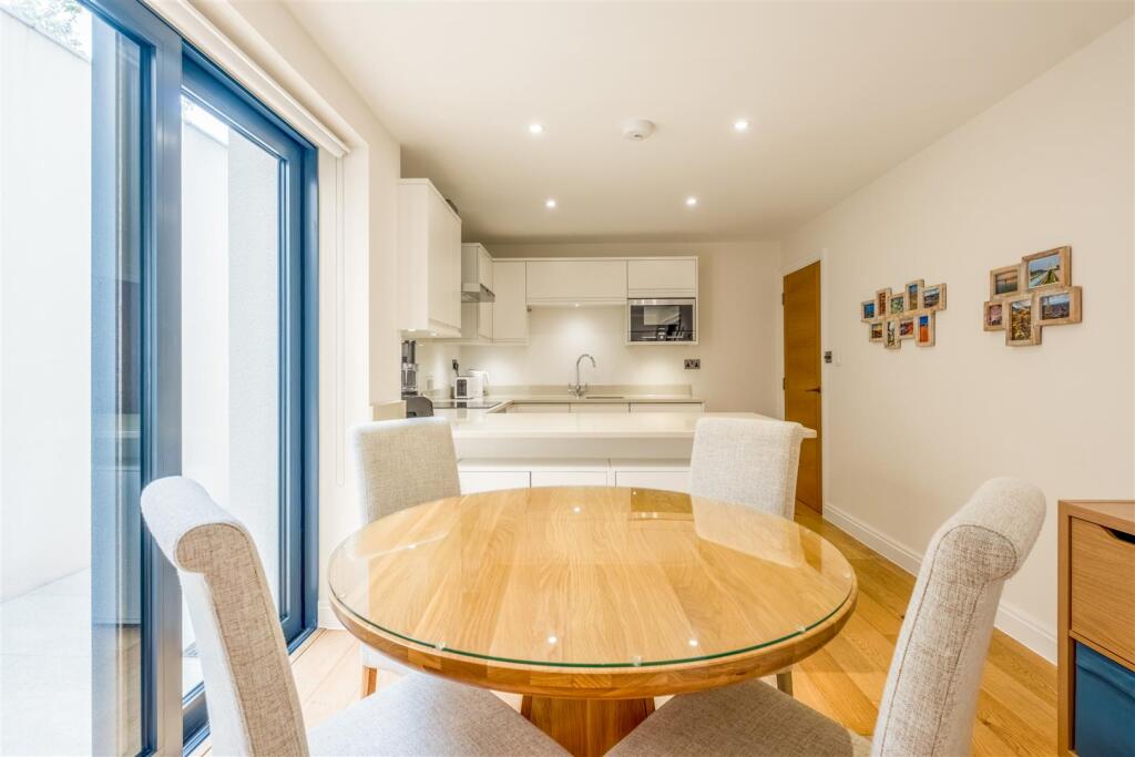 Flat 2 The Point-10.jpg