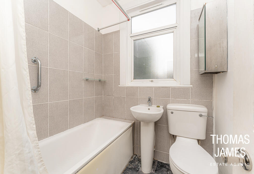 Melbourne Ave, family bathroom