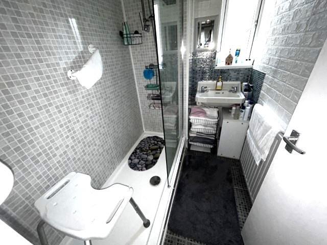 Bathroom (Small).JPG