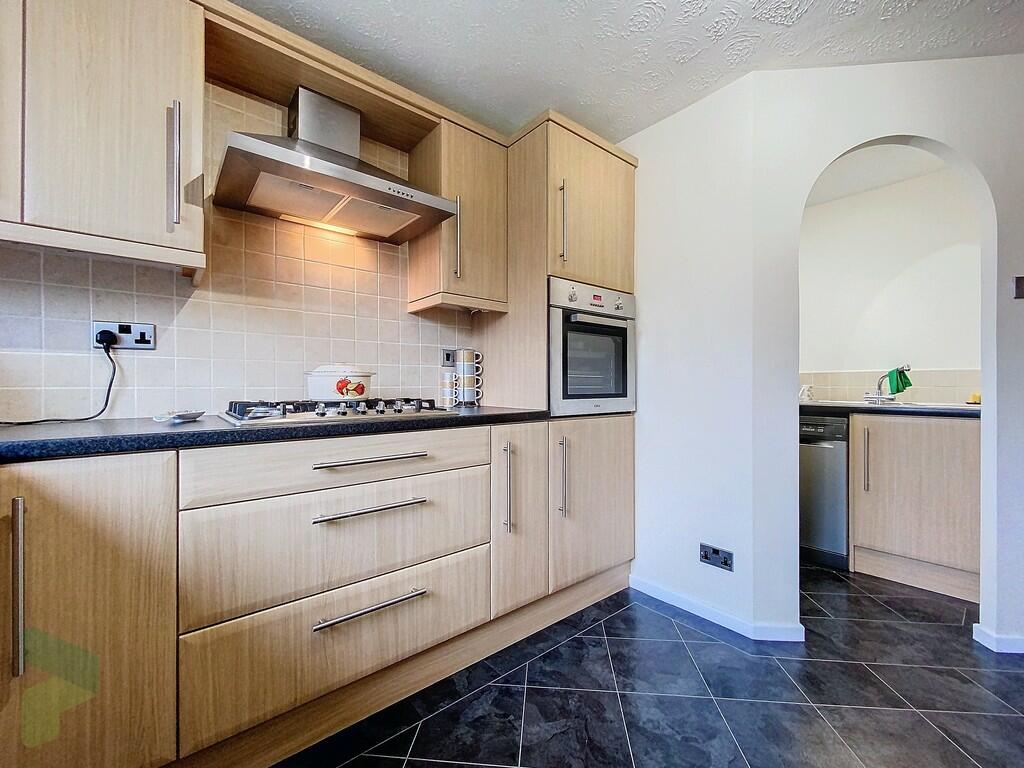 Fully Fitted Kitc...