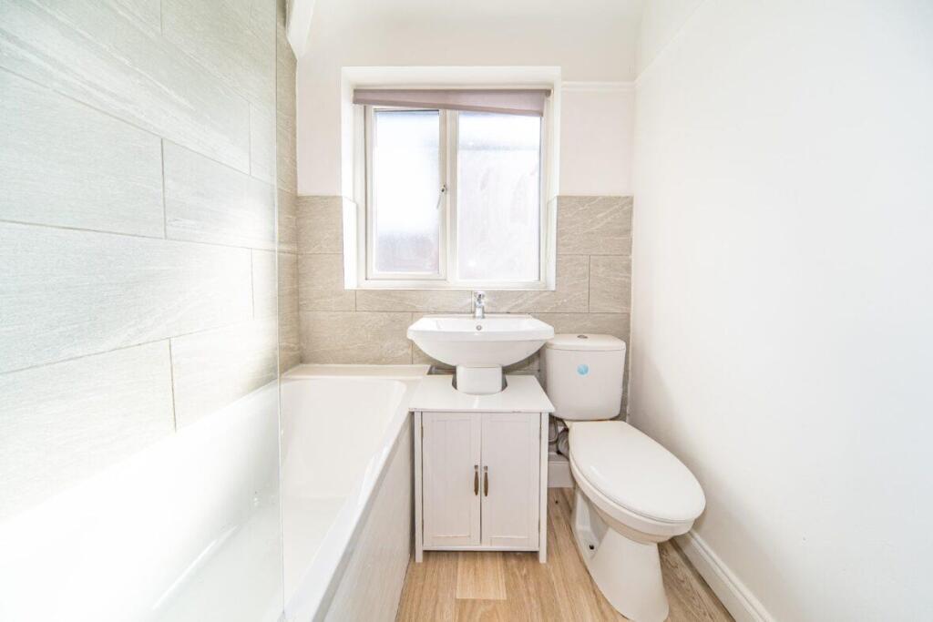 77 Jeffereys Crescent bathroom 2.jpg