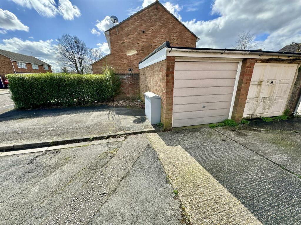 GARAGE &amp; PARKING