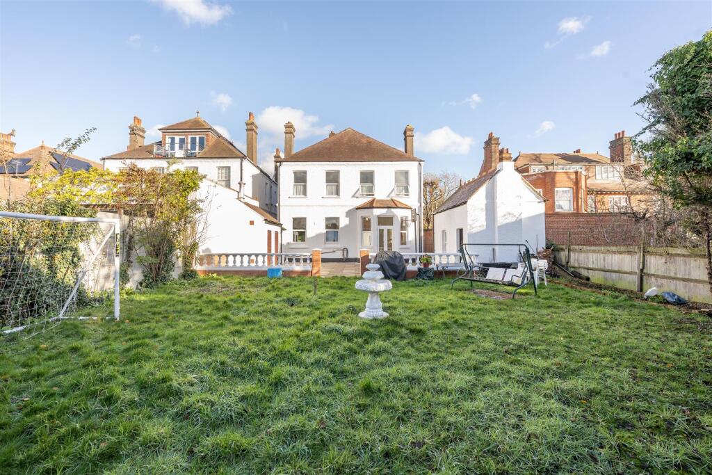 Bushwood, E11