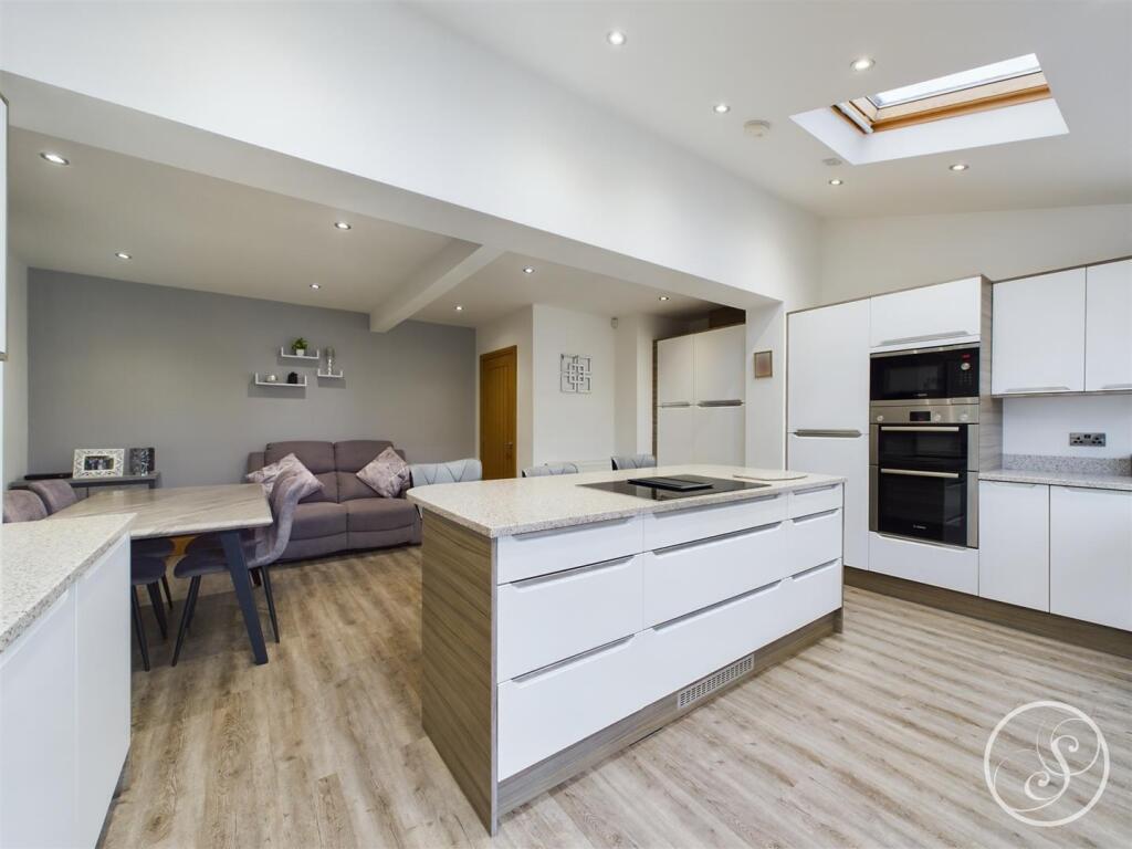 KITCHEN/DINER/FAMILY ROOM