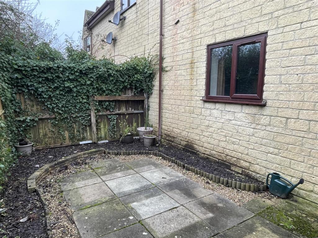 Courtyard garden and rear elevation.JPG