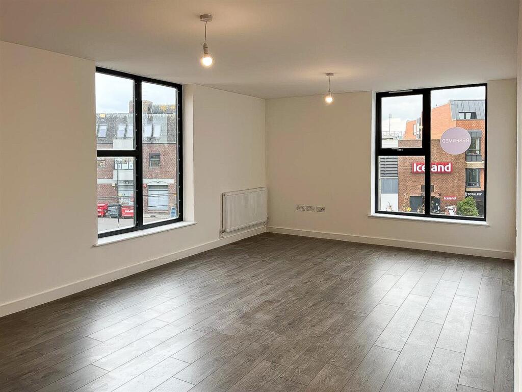 7 Crescent living room-1.jpg