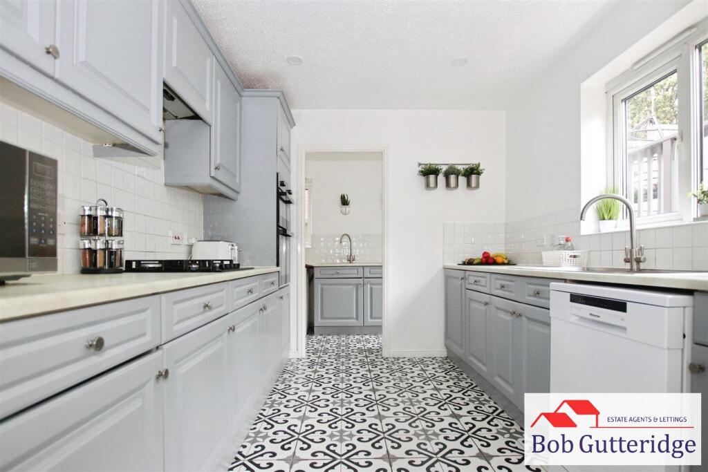 FITTED KITCHEN