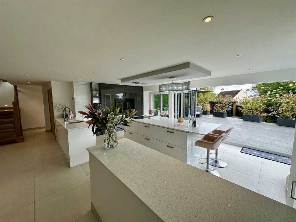 OPEN PLAN KITCHEN/DINING/FAMILY ROOM