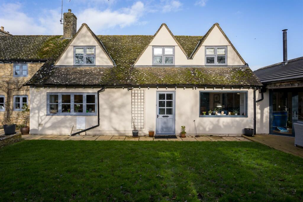 14 - Leah House - SN6 6LQ - Web.jpg