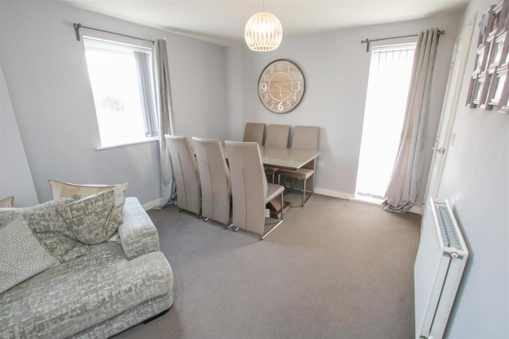 'L' SHAPED LIVING ROOM