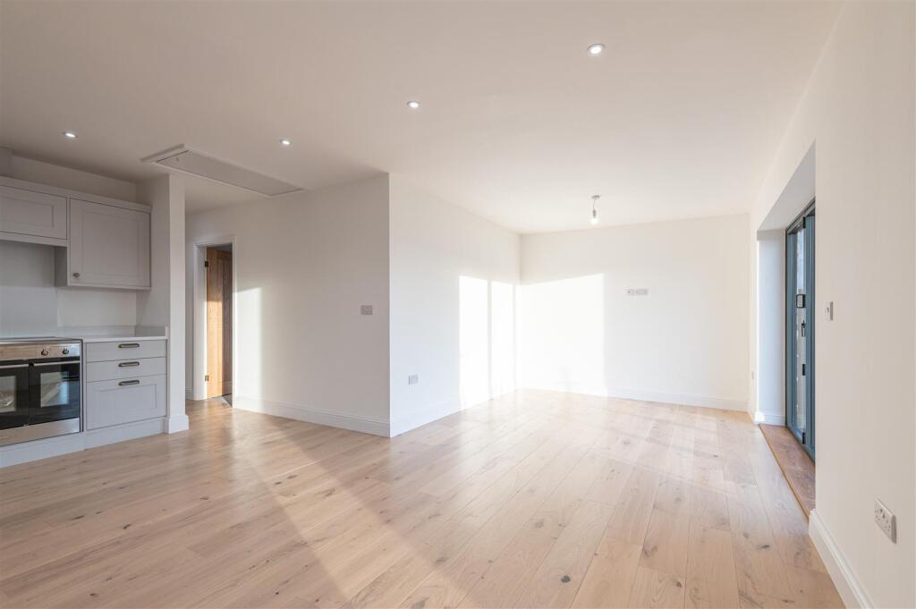 36 - 99B Knowl Road WF14 9RQ.jpg