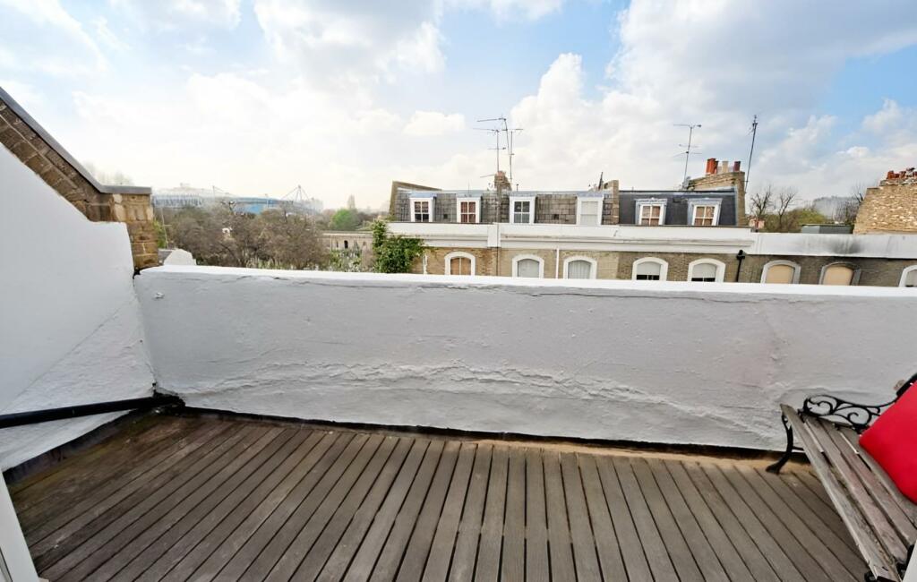 top floor 103 ifield 4.jpg