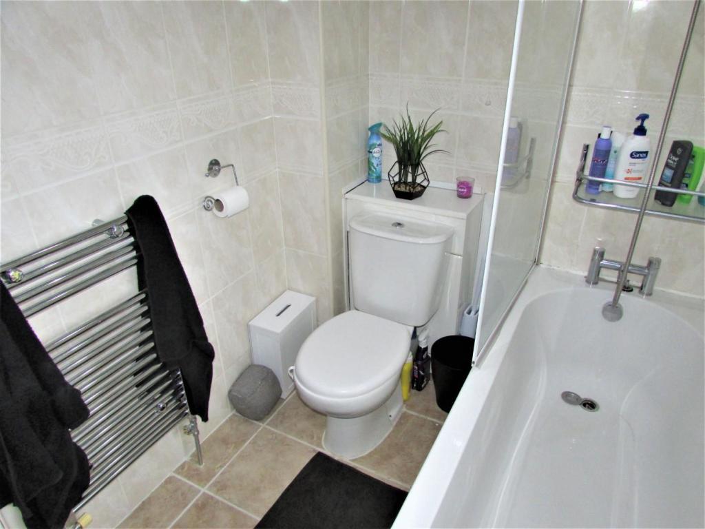 NorfolkCres67bath2.JPG