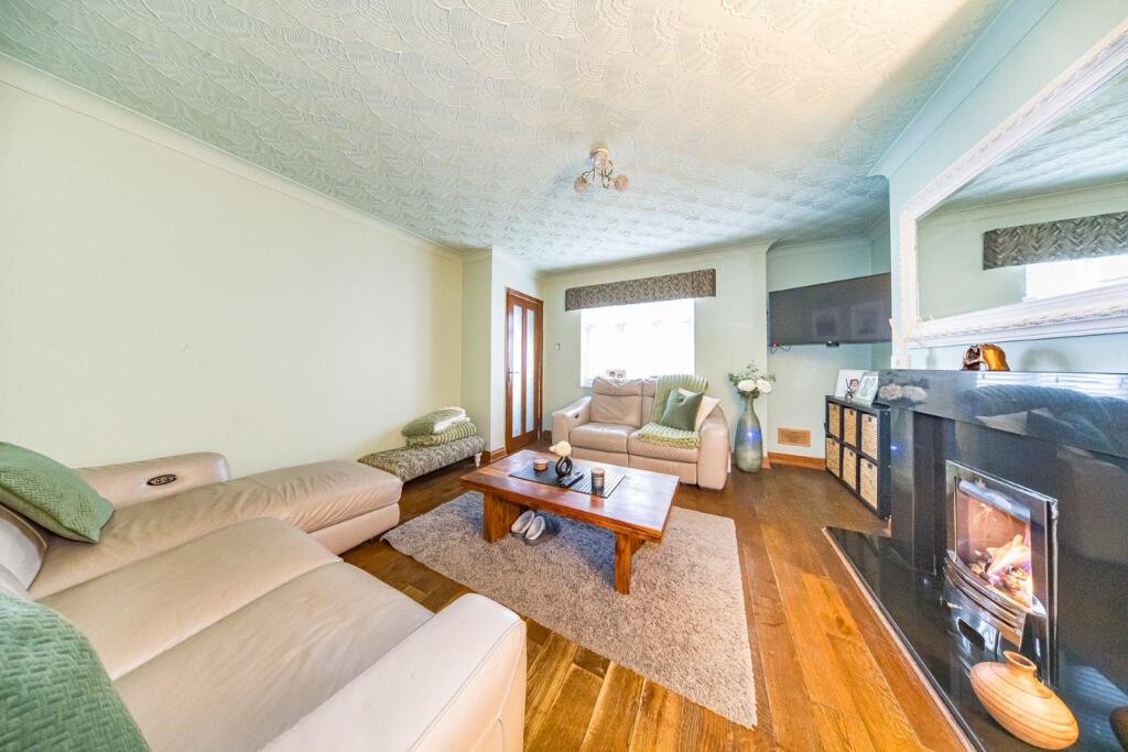 13 Hayes Avenue lounge.jpg