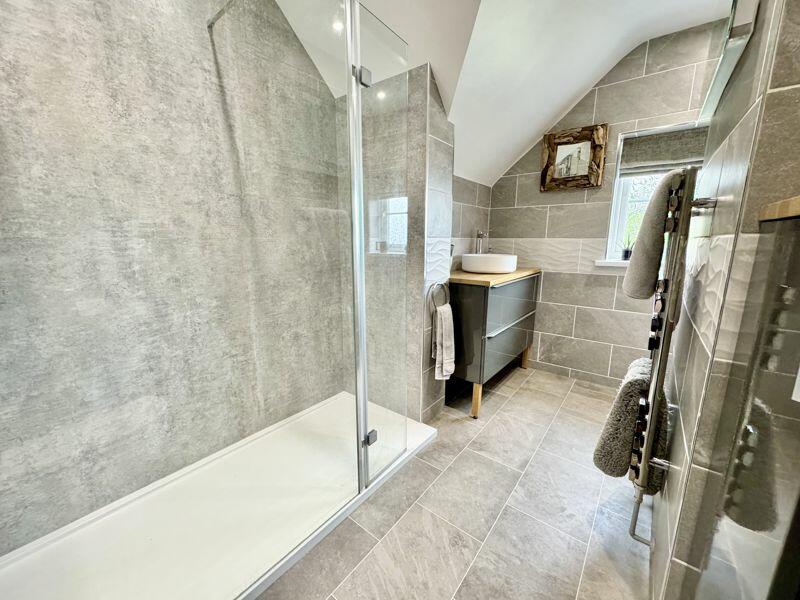 En suite shower view
