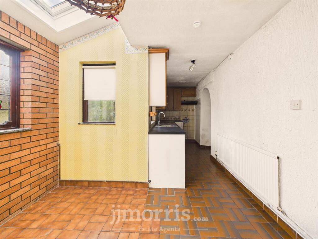 KITCHEN / DINING ROOM