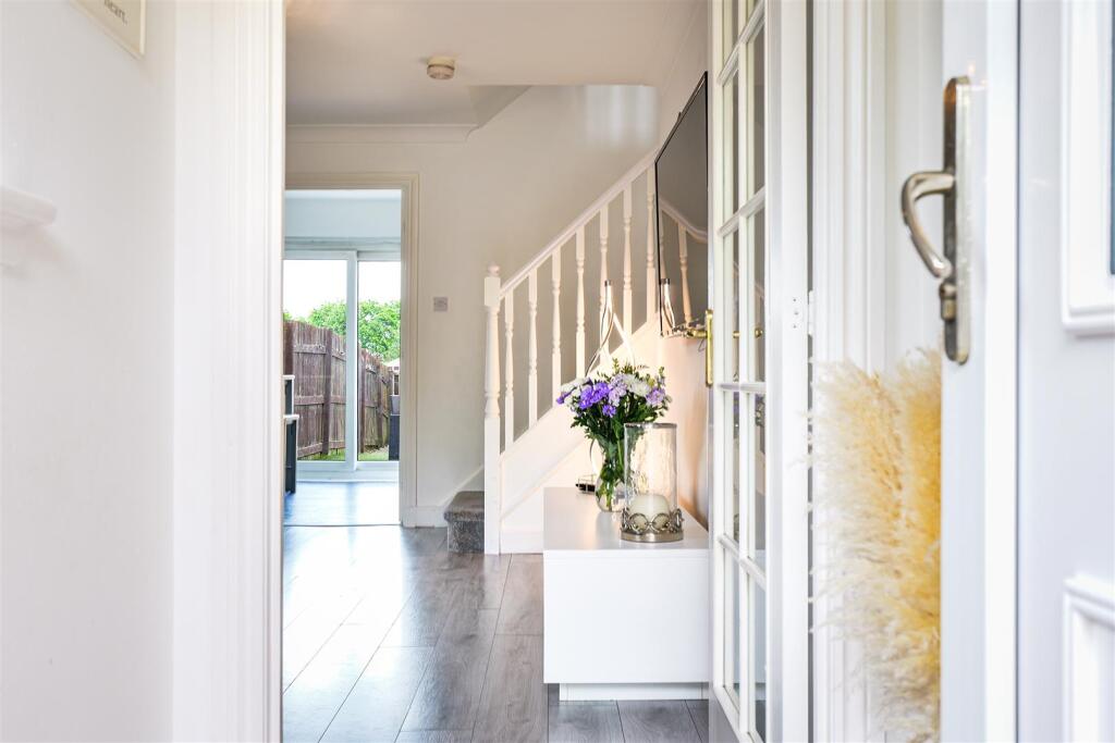 2- Entrance Hallway.jpg