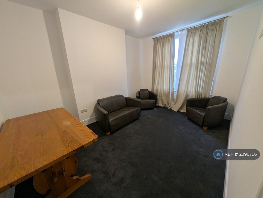 Lounge/Dining