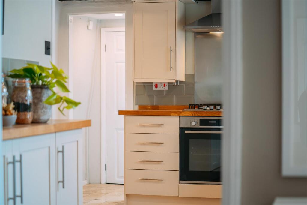 13 Southgate Street [Kitchen Detail] 03.jpg