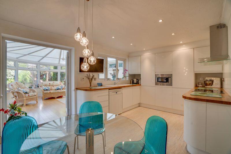 Kitchen/ Breakfast Room