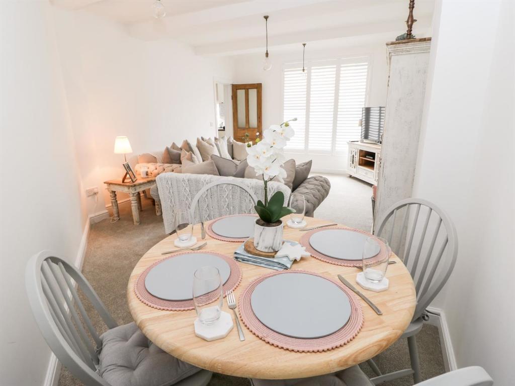 OPEN-PLAN LOUNGE/DINING ROOM