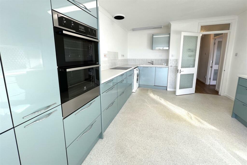 Kitchen b.JPG