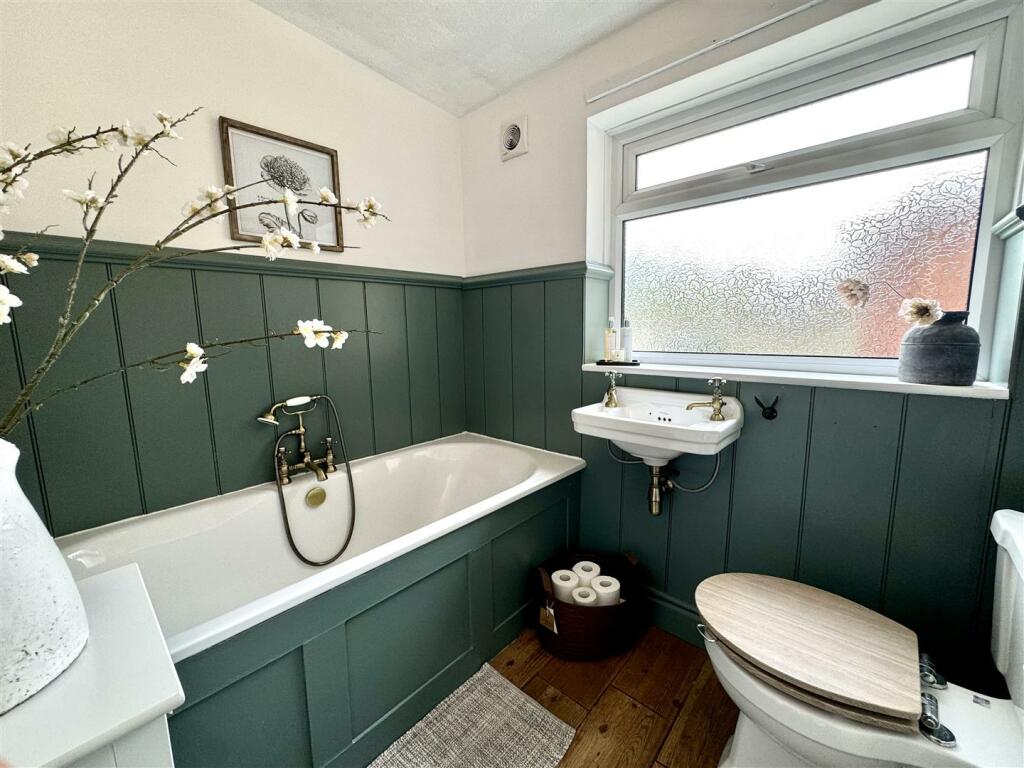 GROUND FLOOR BATHROOM