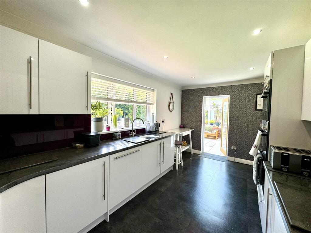 KITCHEN/BREAKFAST ROOM