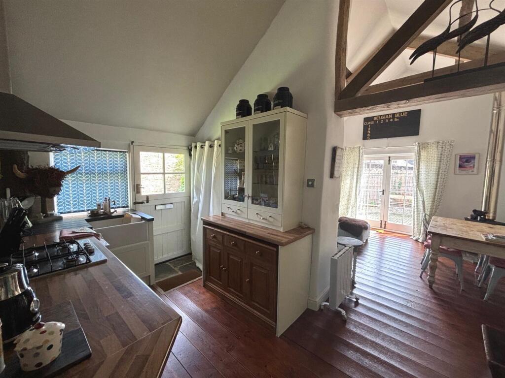 kitchen 2.jpg