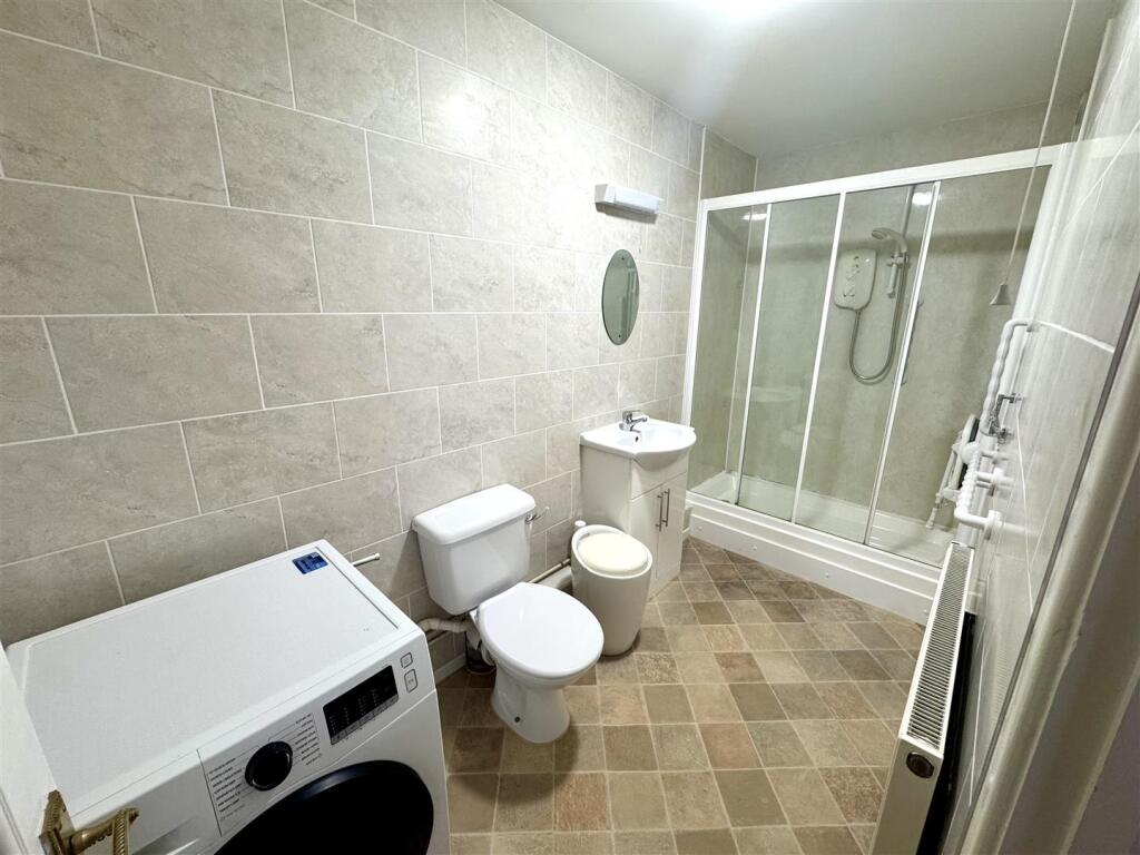 EN-SUITE SHOWER ROOM