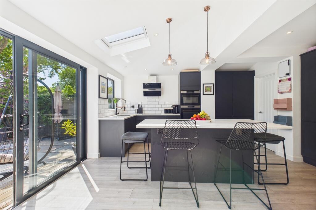 CAM03162G0-PR0260-STILL014