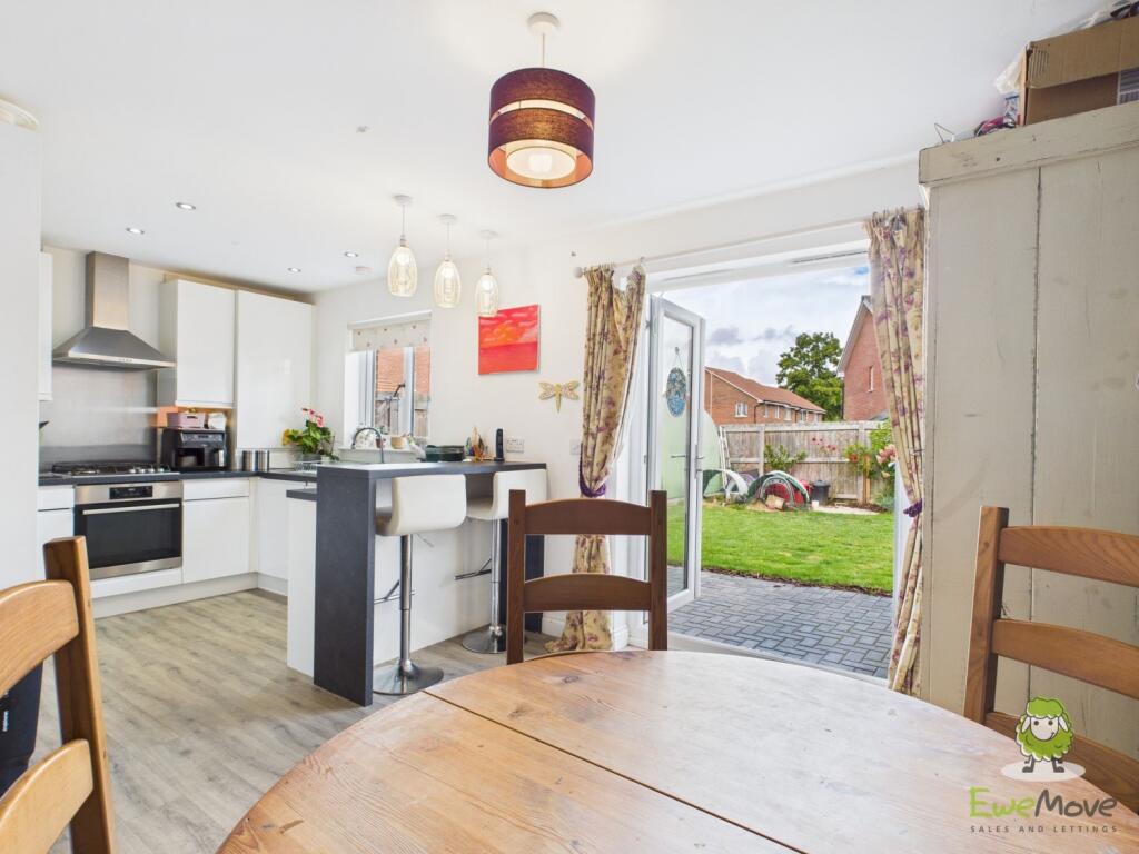 CAM02463G0-PR0080-STILL021