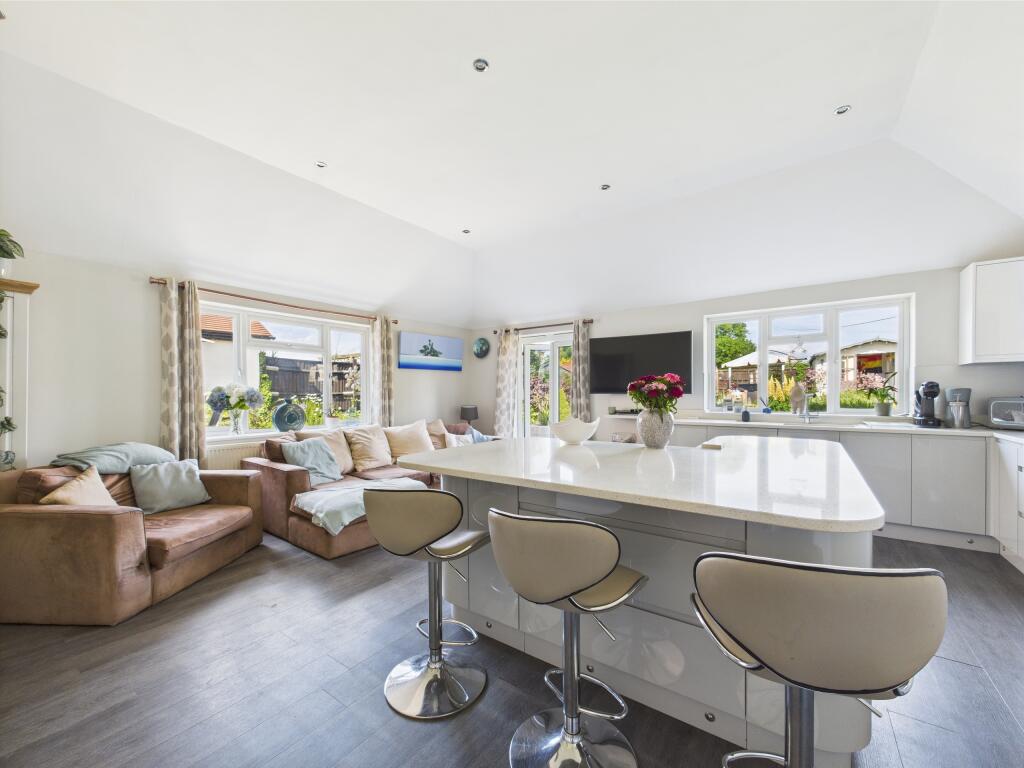 CAM01354G0-PR0520-STILL011