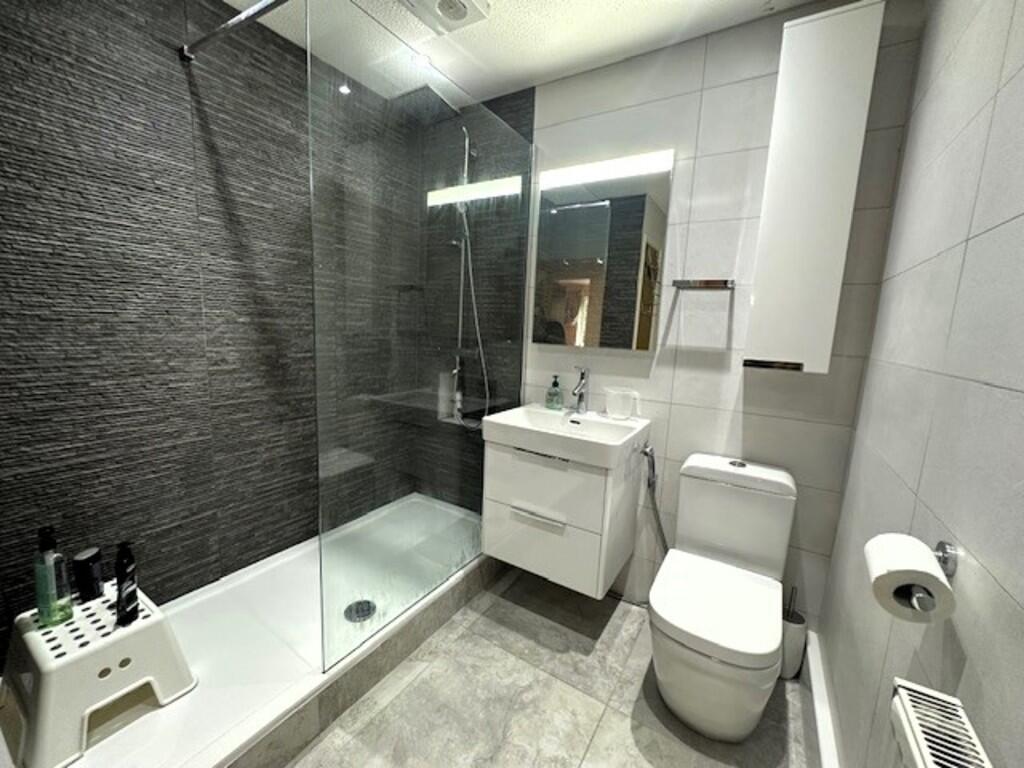 SHOWER ROOM