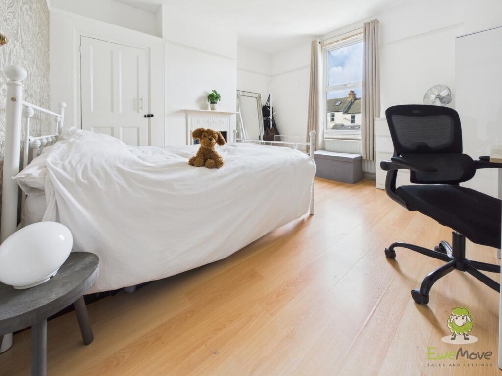 CAM01543G0-PR0161-STILL027