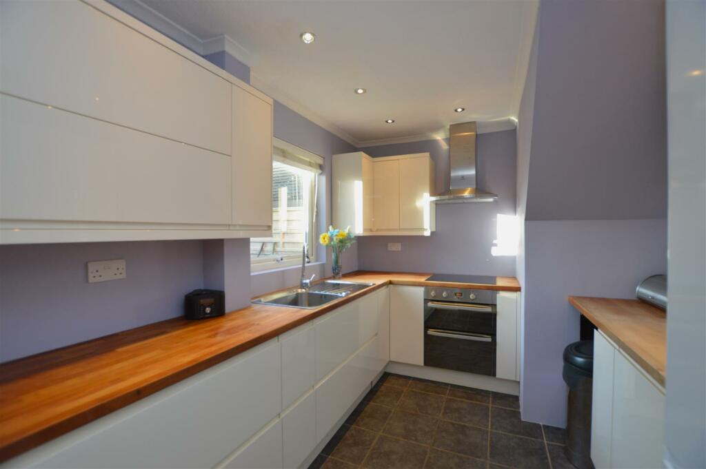 24 Thatchers way kitchen.JPG