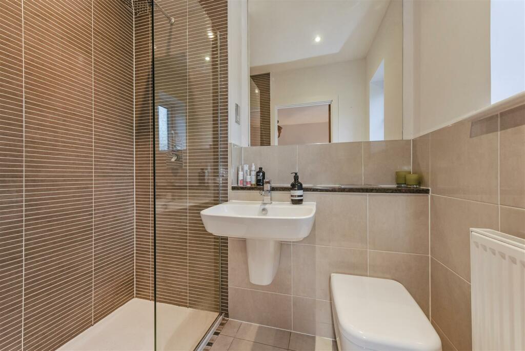 En Suite to Bedroom 1