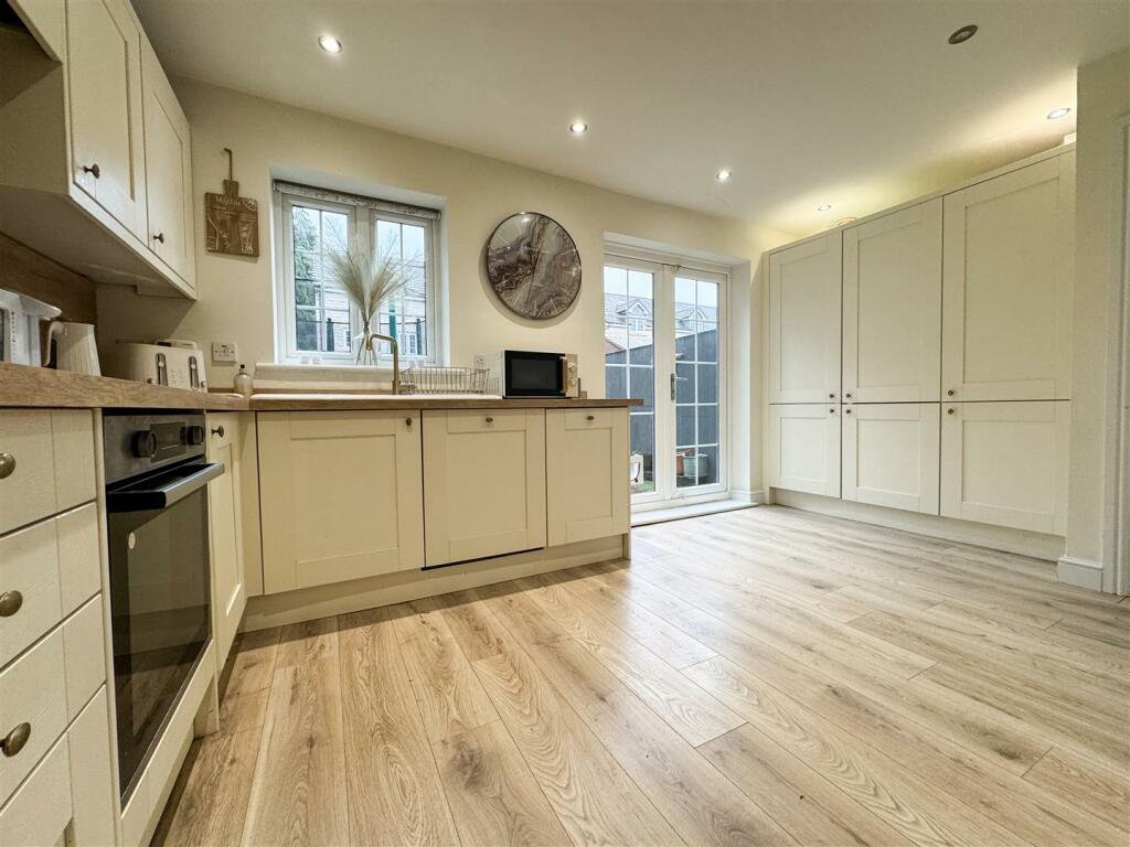 OPEN PLAN FAMILY ROOM