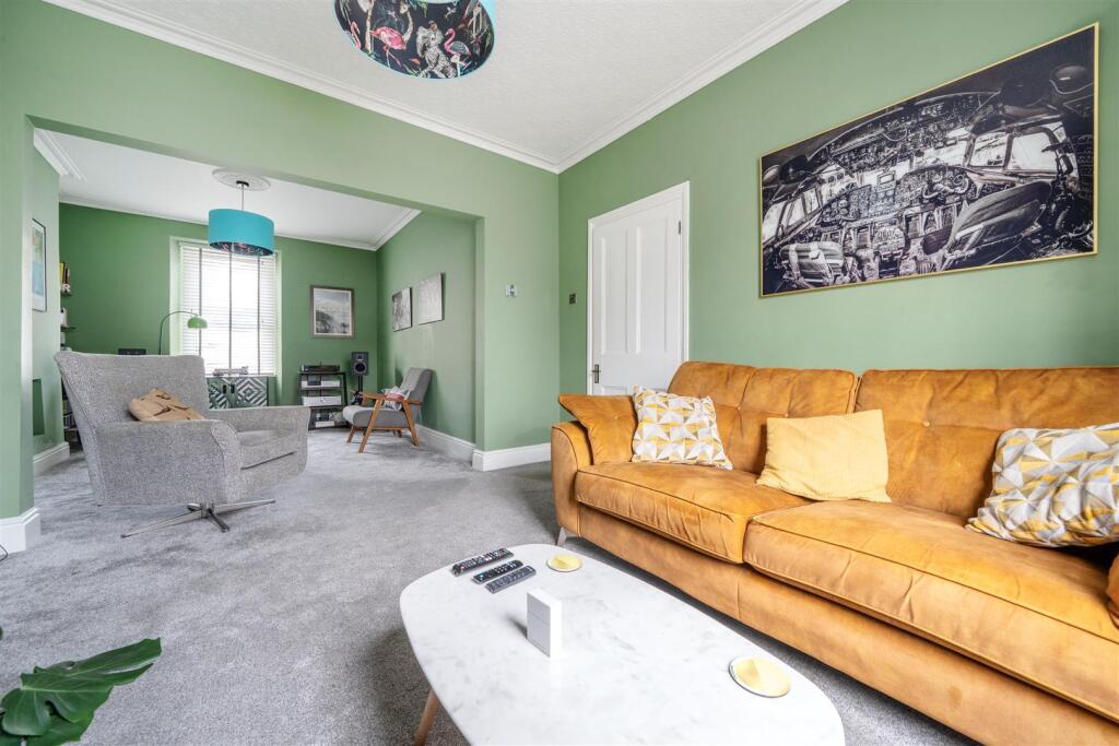 LOUNGE / DINING ROOM