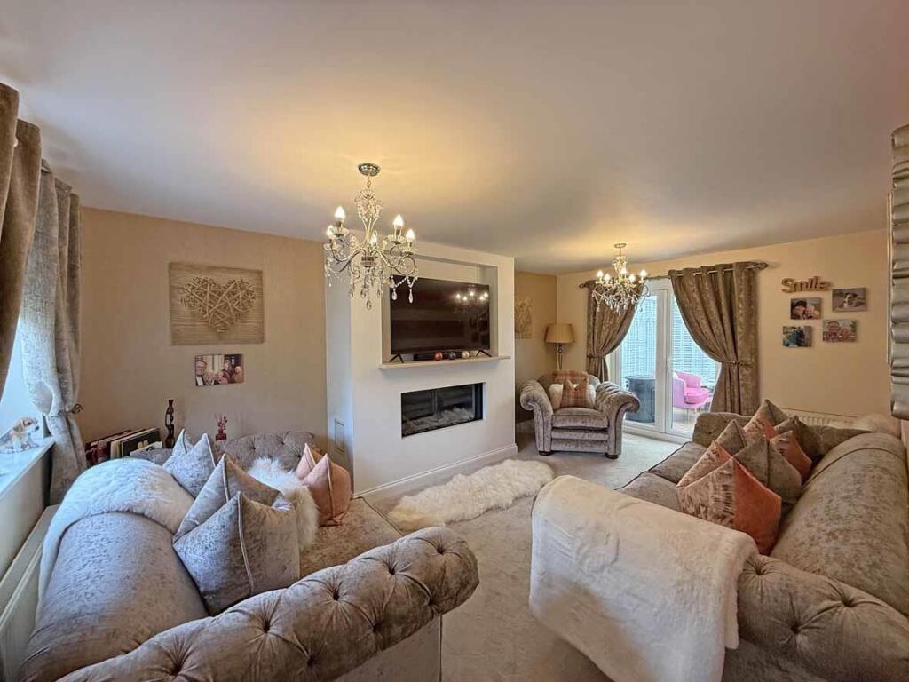 Frobisher Approach 75 - Lounge 2.jpg