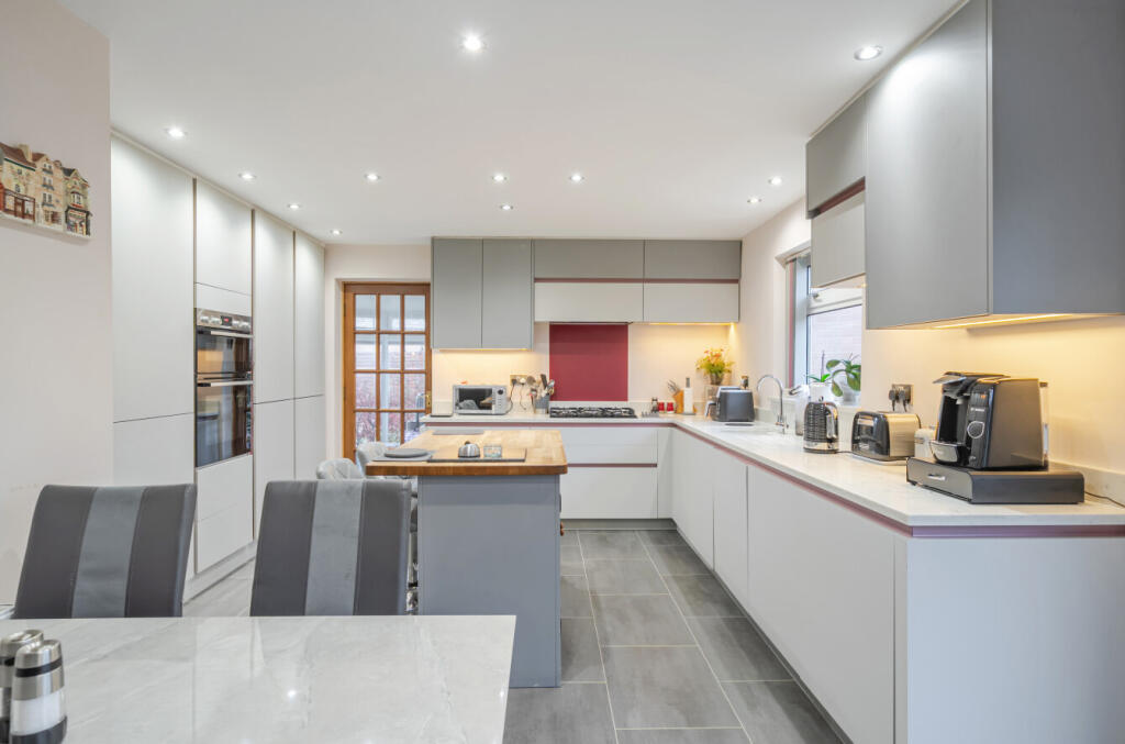 1385869-5-692d9de...