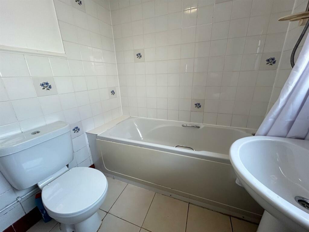 bathroom 2.jpg