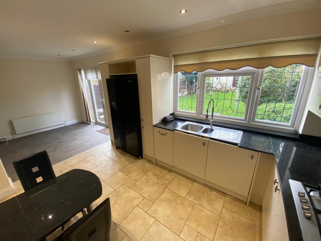 kitchen 2.jpg