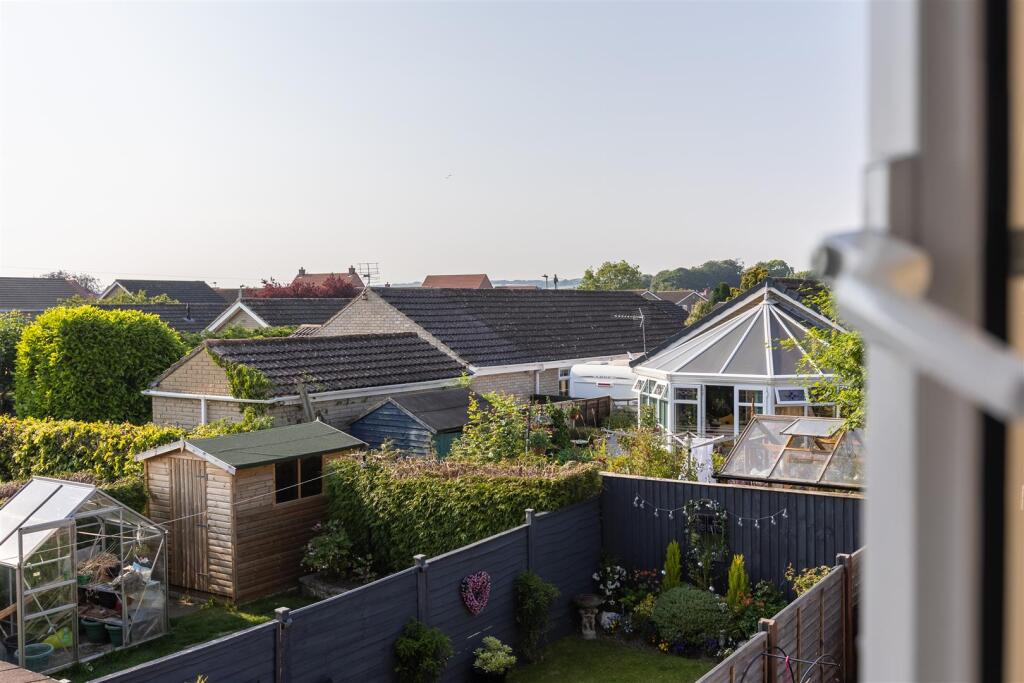 Paddock Close 9 Bedroom 2-4.jpg