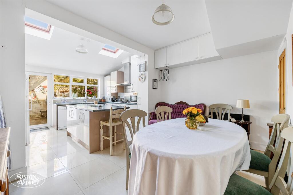 104 Cranmer Avenue-4.jpg