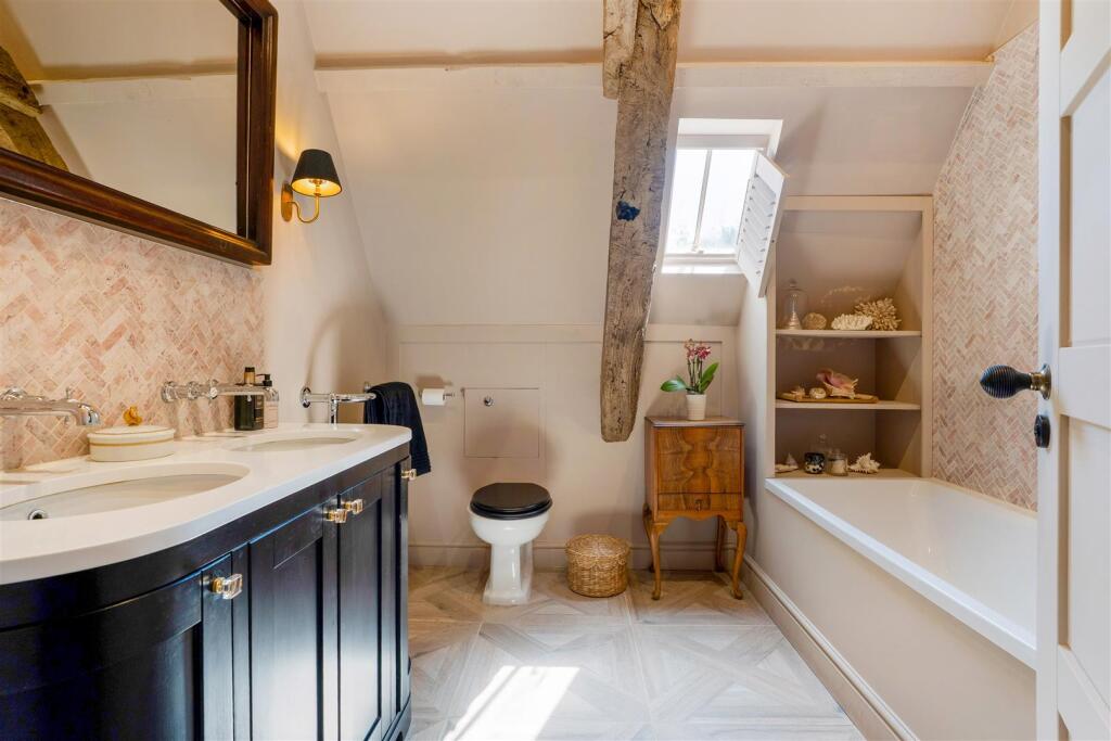 Bathroom 1.jpg