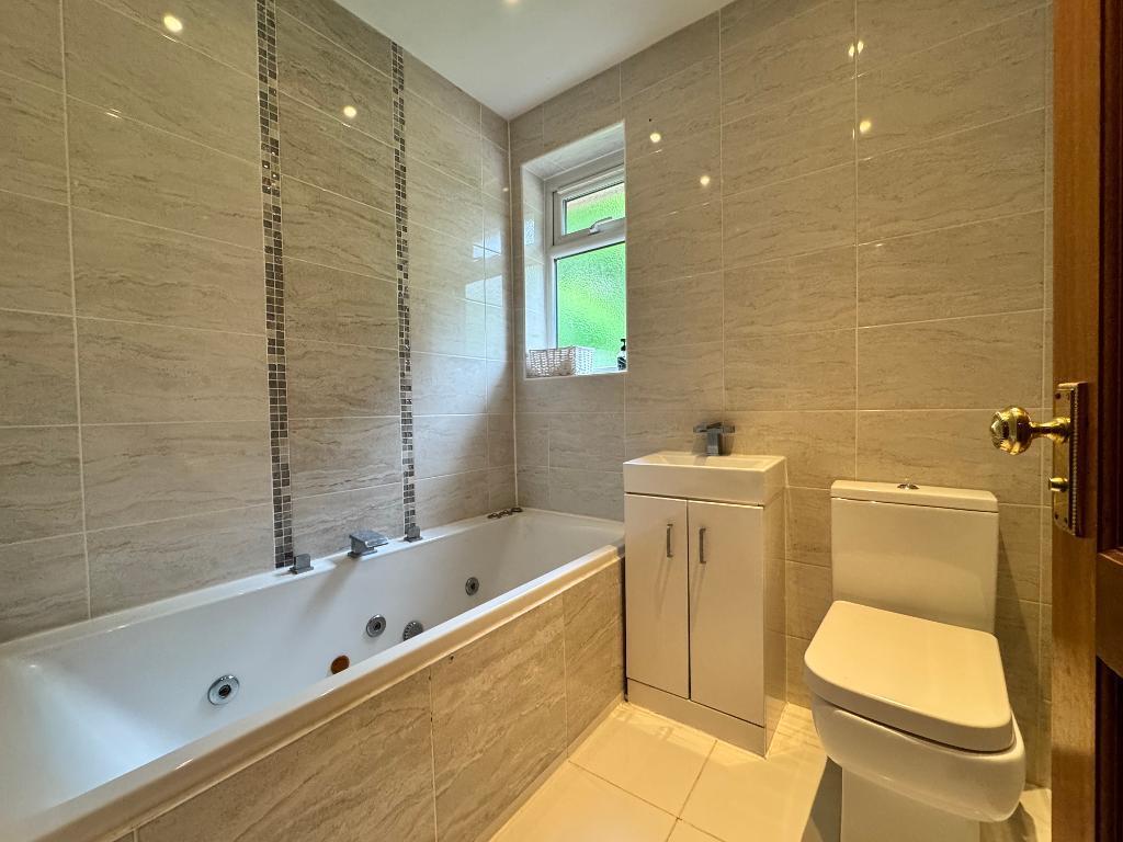 Family bathroom on ground floor