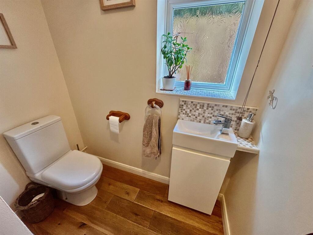 Guest's Cloakroom / Wc