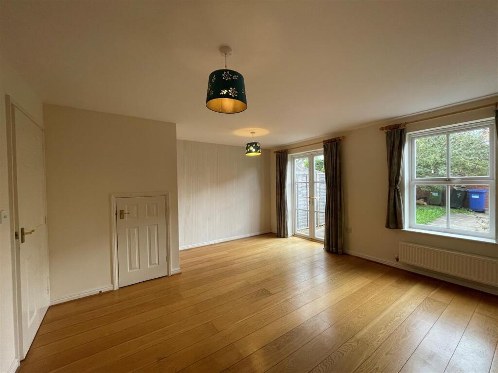 4 Baines Close - Living Room 1.jpg