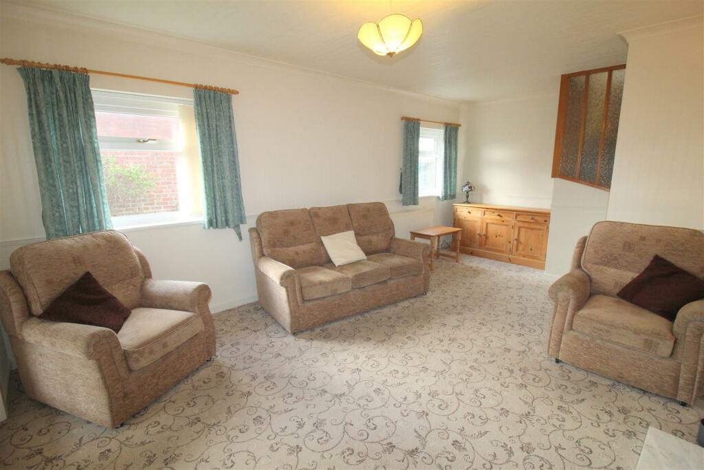 Clive Avenue, 31 - Lounge 2.JPG